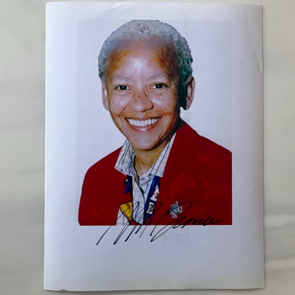 Famous Black Poet Nikki Giovanni Autographed Color Photo 6 x 8 / 8.5 x 11